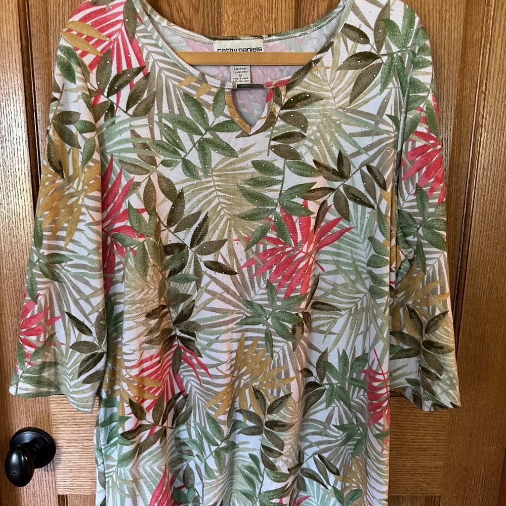 Cathy Daniels Leaf Green/Pink Pattern 3/4 Sleeve Knit Top.  Size 1X.
